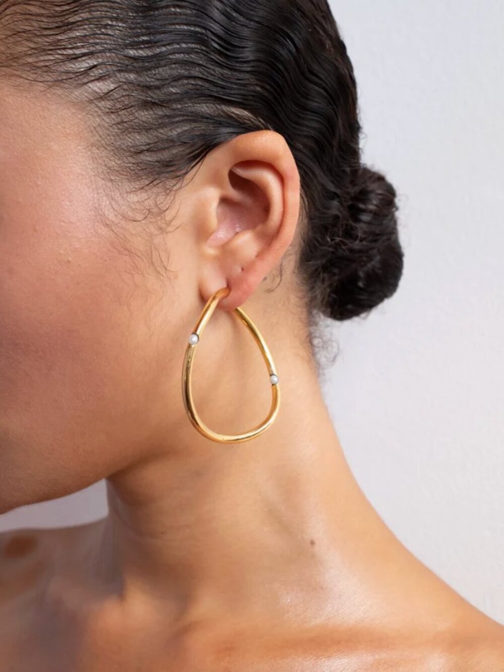 MUDD PEARL ORGANIC HOOPS